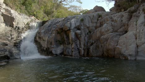 Stark-Fließender-Wasserfall-Bei-Der-Yelapa-Wanderung-In-Jalisco,-Mexiko