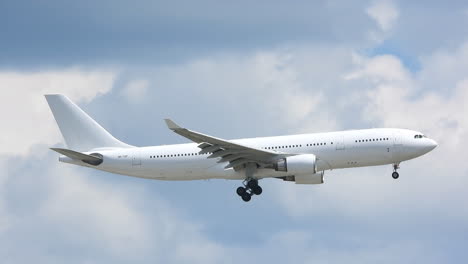 Avión-Genérico-Blanco-Sin-Logotipo-En-El-Cielo-Contrastante-Con-Las-Nubes