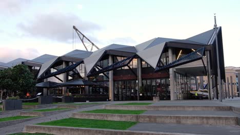 Edificio-De-Casas-Flotantes-Māori-Te-Wharewaka-De-Diseño-Arquitectónico-En-La-Capital-Wellington,-Nueva-Zelanda-Aotearoa