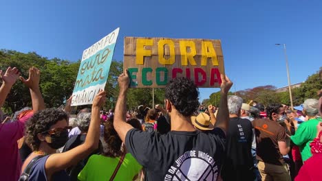Imágenes-De-Zoom-De-Dos-Personas-Con-Sus-Pancardes-En-La-Protesta-Contra-Los-Asesinatos-De-Amazonas-En-Brasil-En-El-Brit-Dom-Phillips-Y-El-Brasileño-Bruno-Pereira