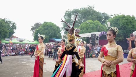 Indonesian-women's-dance