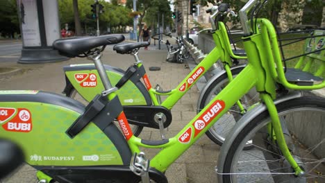 Revelación-Inversa-En-Cámara-Lenta-Entre-Bicicletas-Públicas-De-Alquiler-En-Budapest