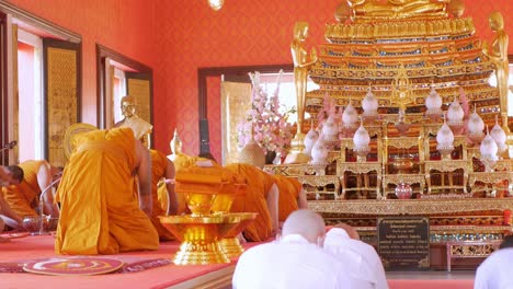 Ceremonia-De-Ordenación-En-El-Ritual-Del-Monje-Budista-Tailandés-Para-Cambiar-El-Hombre-Al-Monje-En-La-Ceremonia-De-Ordenación-En-El-Budista-En-Tailandia