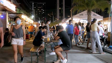 Jodd-Fairs-Nachtmarkt-Mit-Vielen-Völkern-Zum-Einkaufen-Und-Essen-Von-Streetfood-In-Bangkok-Thailand
