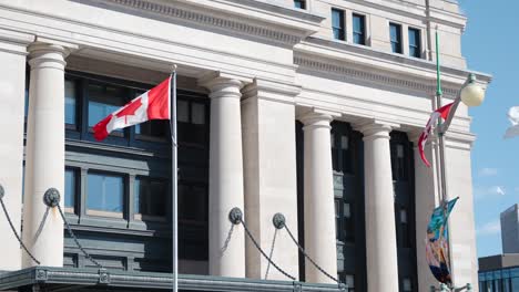 Edificio-Del-Senado-De-Canadá-Con-Banderas-Canadienses-En-Un-Día-Soleado-De-Verano-En-Ottawa,-Canadá---Cámara-Lenta-De-4k