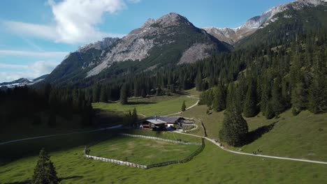 Filmische-Luftaufnahme-Von-Einem-Drohnenflug-über-Die-Gaistalalm-Im-Gaistal-Mit-Schneebedeckten-Gipfeln-Dahinter,-Gelegen-In-Österreich