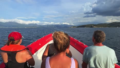 FPV-Pov-Des-Bugs-Eines-Motorboots,-Das-Schnell-über-Das-Meerwasser-Nordkorsikas-Fährt,-Für-Eine-Tour-Mit-Touristen-An-Bord
