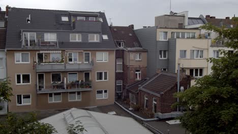 Typische-Häuser-Der-70er-Und-80er-Jahre-In-Köln,-Deutschland-2019