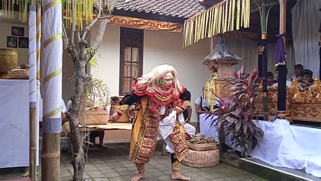 Topeng-Tua-Danza-Actuación-Enmascarada-Bali-Antiguo-Personaje-Máscara-Balinesa-Hindú-Celebración-Músicos-Jugando-Gamelan