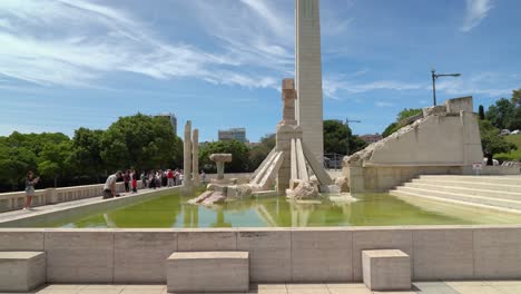 Monumento-A-La-Revolución-Del-25-De-Abril-Por-El-Escultor-Portugués-João-Cutileiro-En-El-Parque-De-Eduardo-Vii