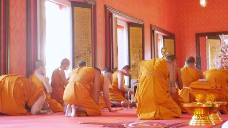 Ordinationszeremonie-Im-Buddhistischen-Thailändischen-Mönchsritual-Für-Den-Wechsel-Vom-Mann-Zum-Mönch-Bei-Der-Ordinationszeremonie-Im-Buddhistischen-In-Thailand