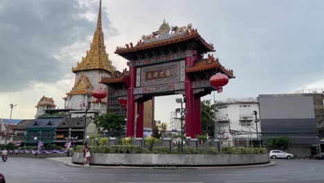 La-Puerta-De-China,-Entrada-Occidental-Al-Barrio-Chino-De-Bangkok,-Hermosa-Puerta-Ceremonial-Ornamentada