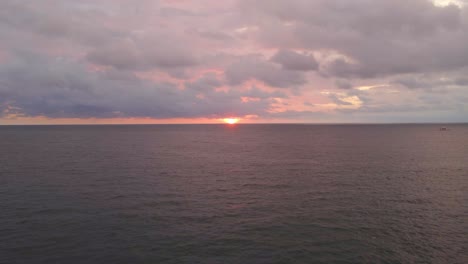 Wunderschöner-Orangefarbener-Sonnenuntergang-über-Dem-Pazifischen-Ozean-An-Der-Playa-La-Vaca-In-Costa-Rica