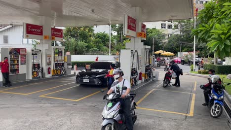 La-Gente-Llena-El-Tanque-Con-Gasolina-En-La-Gasolinera-Galp-En-Bangkok