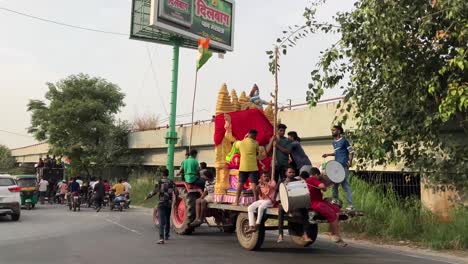 Anhänger-Transportieren-Das-Idol-Eines-Hinduistischen-Gottes-Auf-Einem-Traktor-Mit-Musik-Und-Trommelschlägen-In-Neu-Delhi
