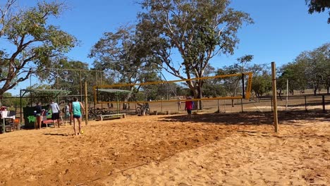 Aufnahmen,-Die-Zwei-Männer-Zeigen,-Die-Gemeinsam-Fußvolleyball-Im-Stadtpark-Von-Brasilia-Spielen,-Während-Ihre-Freunde-Sich-Eine-Weile-Ausruhen