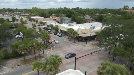 Vista-Aérea-Alrededor-De-La-Intersección-De-King-Street-En-Sunny-Jacksonville,-Florida---órbita,-Disparo-De-Drones