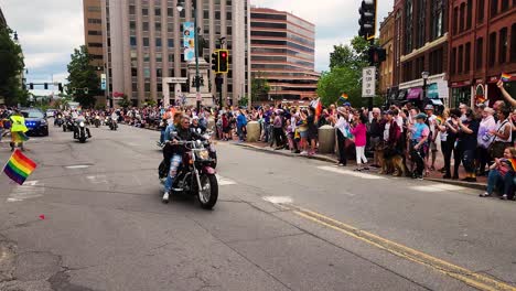 Polizeiauto-Führt-Frauen-Auf-Harley-Motorrädern-An,-Die-Die-Gay-Pride-Parade-Feiern