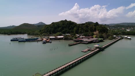 Laem-Hin-Pier-In-Phuket,-Thailand,-Umgeben-Von-Türkisblauem-Andamanenmeer-An-Einem-Sonnigen-Tag