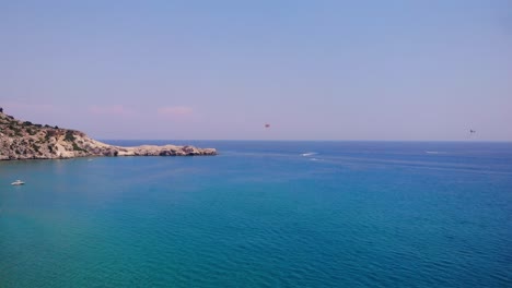 Panorama-Des-Ruhigen-Blauen-Meeres-Im-Sommer-Am-Strand-Von-Tsambika,-Rhodos,-Griechenland