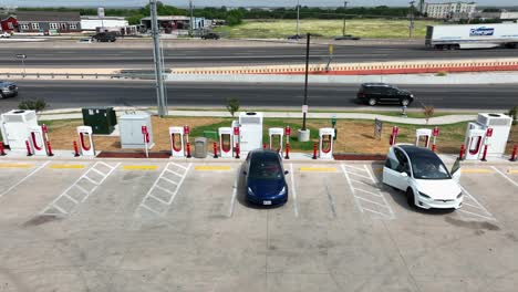 Cargadores-Tesla-En-La-Estación-De-Sobrealimentación