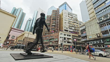 Timelapse-of-Human-Statue-Exhibition-in-Kwun-Tong-Industrial-Area,-Hong-Kong