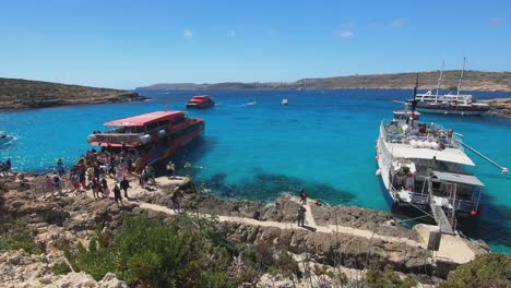 Boats-with-Tourists-Arrive-at-Comino-Island,-Malta
