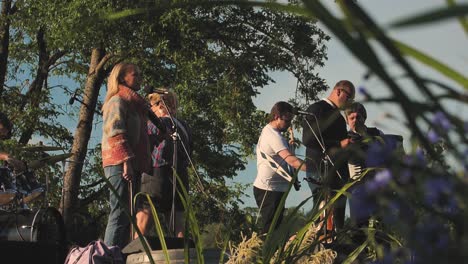 Midsummer-festival-in-the-city-park