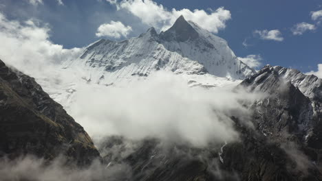 Epische-Drohnenaufnahme-Einer-Wolkigen-Seite-Eines-Schneebedeckten-Gipfels-Im-Annapurna-Gebirge,-Nepal