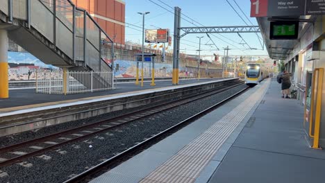 Eingehender-Zug,-Der-Am-Bahnhof-Milton,-Queensland-Rail-Brisbane-City,-Ankommt