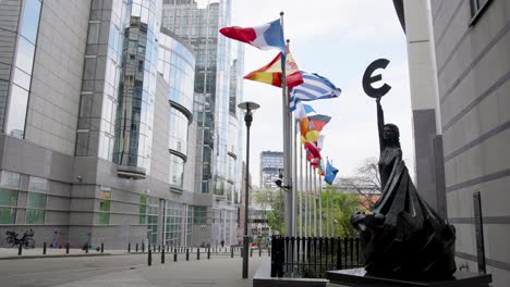 Europa-Ist-Eine-Bronzestatue-Einer-Frau,-Die-Ein-Euro-Symbol-Hält,-Neben-Dem-Gebäude-Des-Europäischen-Parlaments