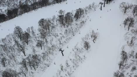 Sessellift-Bringt-Skifahrer-Im-Winter-Auf-Den-Schneeberg-Im-Skigebiet-In-Nozawa-Onsen,-Japan