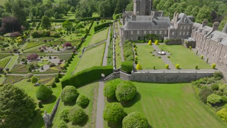 Aufschlussreiche-Drohnenaufnahme-Von-Drummond-Castle-Und-Seinem-Garten