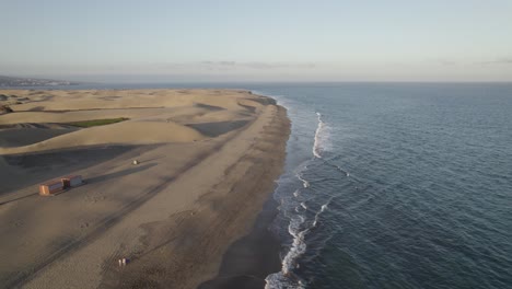 Gentle-waves-washing-on-sand-dunes-of-Maspalomas,-Gran-Canaria