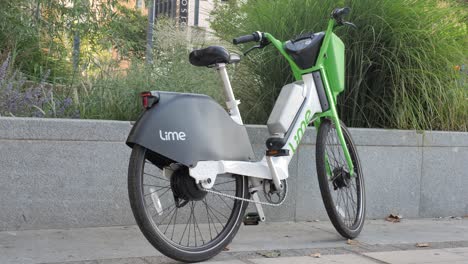 London-Canary-Wharf-Aug-2022-profile-shot-of-Lime-electric-ebike