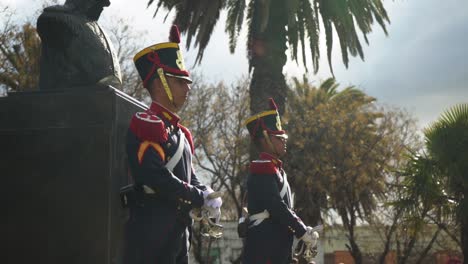Grenadiere-Stehen-Neben-Dem-Denkmal-Von-General-San-Martin-Bei-Seiner-Gedenkzeremonie