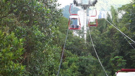 Teleféricos-De-Montserrat,-Destino-Turístico-Y-Transporte-En-Ascensor-Por-Encima-De-Santos,-Brasil