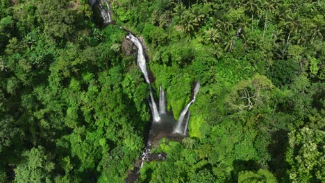 Majestic-Fiji-waterfall-tourist-attraction-in-hidden-tropical-jungle,-aerial