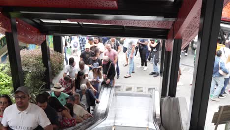 Hinunterfahren-Der-Rolltreppe-Im-Berühmten-Viertel-Comuna-13-In-Medellin,-Kolumbien