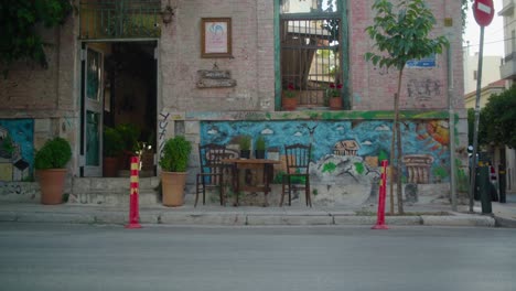 Arte-Callejero-En-La-Pared-Exterior-De-Un-Café-En-Atenas,-Grecia
