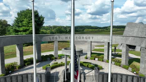 Rising-aerial-shot-of-a-Veterans-Memorial-in-Delaware-County,-Pennsylvania