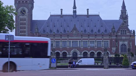 Peace-Palace-with-tourists-and-traffic-in-The-Hague,-the-Netherlands