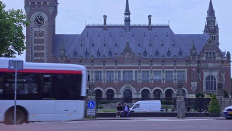 Friedenspalast-Mit-Touristen-Und-Verkehr-In-Den-Haag,-Niederlande