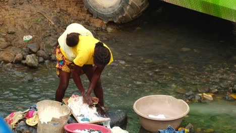 Afrikaner-Waschen-Ihre-Kleidung-In-Einem-Fluss-In-São-Tomé