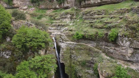Natürliche-Landschaft-Mit-Pastures-Wasserfällen