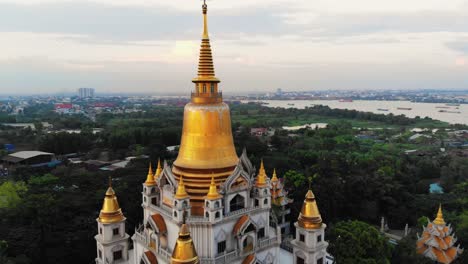 Majestuosa-Pagoda-Buu-Long-En-Saigon,-Icónica-Vista-Aérea-Del-Templo-Budista