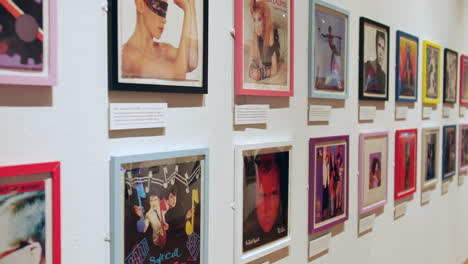 Eine-Sammlung-Von-Musik-Aus-Den-1980er-Jahren-Mit-Cover-Artworks-Von-Pop-Plattenalben,-Die-An-Einer-Wand-Ausgestellt-Sind