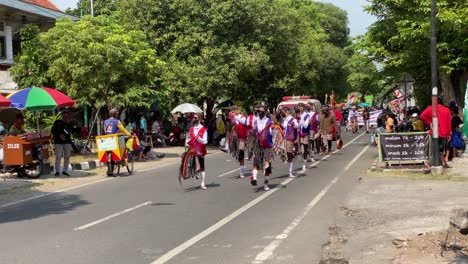 Desfile-De-Soldados-De-Palacio-O-Bregodo-En-Trajes-Jaran-Kepang-En-Celebración-De-La-Fundación-De-La-Ciudad-De-Bantul