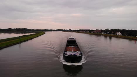 Luftaufnahme-über-Den-Fluss-Noord-Mit-Dem-Leeren-Binnenfrachtschiff-Rosanne,-Das-Sich-Nähert