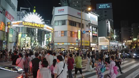Calle-Comercial-Nocturna-Sakaemachi-Osaka,-Llena-De-Gente-En-El-Festival-De-Verano